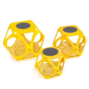 Ensemble de 3 lampes solaires d'extérieur géométriques jaunes en forme de cube avec panneau noir et insert en tissu - Product Image 1