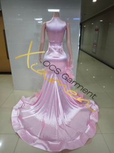 <span class=keywords><strong>Abito</strong></span> da Sera Elegante Ocstrade Personalizzato, Senza Maniche in <span class=keywords><strong>Raso</strong></span> Rosa con Strass, Spacco Alto e Strascico a Strati - Product Image 6