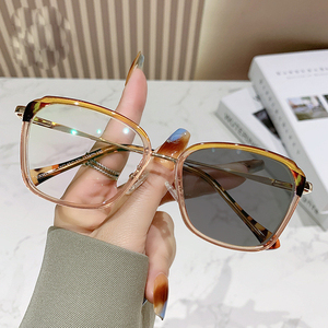 MKH302 Lunettes à monture optique pour <span class=keywords><strong>femme</strong></span> Nouveau carré Mode Photochromique Anti-lumière bleue Lunettes solides pour tous les visages - Product Image 1