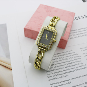 <span class=keywords><strong>Montre</strong></span> de Luxe Légère Tendance Colorée pour <span class=keywords><strong>Femme</strong></span> Petit <span class=keywords><strong>Cadran</strong></span> <span class=keywords><strong>Rectangulaire</strong></span> Bracelet Exquis <span class=keywords><strong>Montre</strong></span> à Quartz Bijou de Main pour Étudiante - Product Image 4