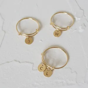 Minimalisti scher Schmuck Zierlicher Damen ring Kunden spezifischer 14 Karat Gold gefüllter Ring Letter Charms Verstellbarer Goldring
