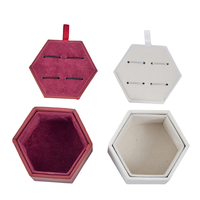 Boîte à bijoux hexagonale en velours avec rabat pour ranger boucles d'oreilles et colliers, avec tirette en ruban intégrée, impression de logo personnalisée