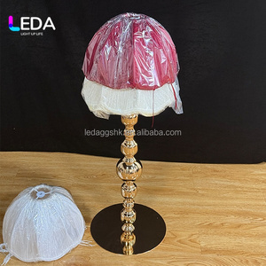 Lampe de table en métal doré LEDA, abat-jour à pompons blancs bordeaux, centre de table pour mariage, décoration de réception pour banquets, événements et fêtes - Product Image 1