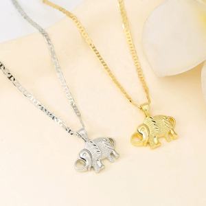 Collar con Colgante de Elefante en Tono Dorado Resistente con Cadena de Hueso de Lujo - Product Image 3