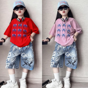 Set Abbigliamento Estivo 2026 per Ragazze Adolescenti: <span class=keywords><strong>Camicia</strong></span> Casual Rosa con Stampa Fiocchi Blu + Shorts in <span class=keywords><strong>Denim</strong></span> Tie-Dye, Completo 2 Pezzi - Product Image 3