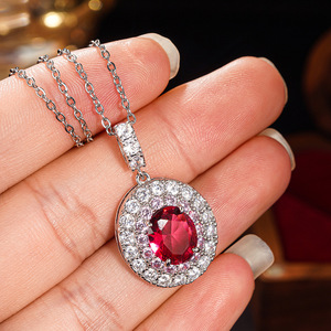 Collana con Ciondolo in Pietra Rossa per Donne, Elegante Gioiello Scintillante con Charm Incastonato, Ideale per Uso Quotidiano e Regalo - Product Image 5