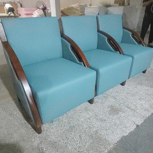 Sofá de espera tapizado de tres plazas Ke Ming con reposabrazos para áreas públicas de hospitales - Product Image 3
