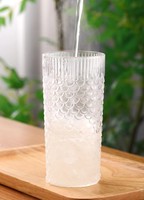 Gobelet en verre texturé effet écailles de poisson transparent moderne tendance de 700 ml avec couvercle et paille, compatible lave-vaisselle, pour café glacé et thé aux fruits