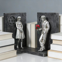 Porte-livres sculptural contemporain de luxe créatif pour couple avec motif pour la décoration du salon, ornements d'art, artisanat en résine