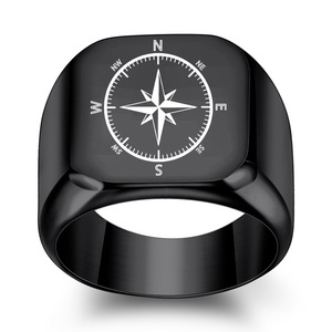 Bague carrée en or 18 mm avec motif boussole gravé au laser, bijou pour homme, cadeau - Product Image 4