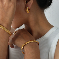 Bracelet manchette en acier inoxydable 316L avec motifs soleil, lune et étoiles en relief, accent cristal, plaqué or 18 carats, style céleste bohème, OEM pour marques de bijoux