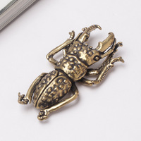 Ornement en laiton massif de style chinois, en forme de coléoptère réaliste, animal de compagnie pour le thé, accessoire de cérémonie du thé, décoration de bureau, objet artisanal à transporter
