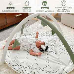 Tapis vert antidérapant pour le développement sensoriel et moteur des bébés, tapis de jeu pour le temps sur le ventre avec 6 jouets - Product Image 5