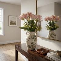 Vintage Landhausstil Künstliche Rosa Tulpen-Blumenarrangements, Grüne Blätter Seiden-Blumen Tischdekoration mit Doppelgriff-Keramikvase