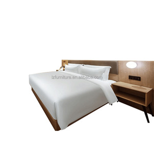 Ensemble lit double et matelas avec cadre en bois massif minimaliste, tête de lit moelleuse et table de chevet pour chambre d'hôtel 3 étoiles - Product Image 6