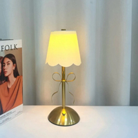 Tischlampe Mädchen mit Schmetterlingsknoten, Dekorative Schreibtischlampe, Schlafzimmerdekoration, Esszimmer Metall-Ladelampe, Stimmungslicht mit Stoffschirm