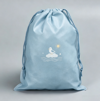 Housse de protection réutilisable pour vêtements en tissu non tissé, motif dessin animé simple, fermeture à cordon, logo personnalisé, directement de l'usine