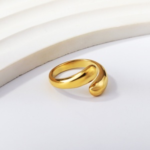 Bagues de couple personnalisées en acier inoxydable plaqué or 24K, 14K, 18K, étanches, style américain, et bagues chaîne cubaine en acier doré, bijoux en gros - Product Image 6