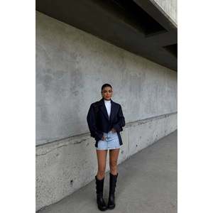 Veste pour femme bleu marine à boutons sur le devant - Product Image 3