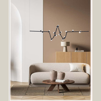 Lustre suspendu sculptural en aluminium noir à courbe pulsée avant-gardiste, forme ondulée linéaire, pour décoration intérieure