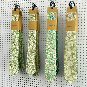 Cravate florale vert sauge pour homme, style décontracté, en coton biologique recyclé, avec poche, motif floral - Product Image 5