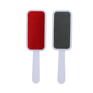Cepillo de ropa de doble cara Yinste con lado rojo y negro para eliminar pelusas de ropa de lana, diseño portátil - Product Image 5