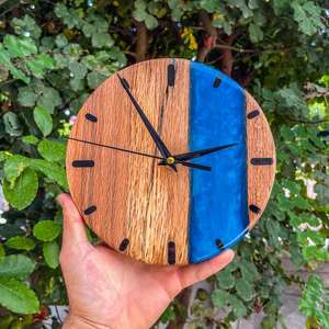 Reloj de Pared de Resina y Madera de Lujo que Combina Encanto Rústico Hecho a Mano con Diseño Contemporáneo para un Uso Funcional y Decorativo - Product Image 3