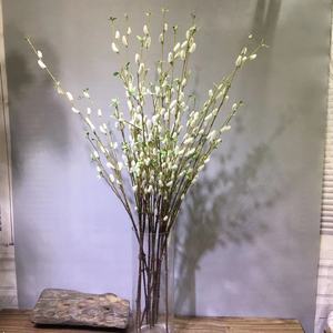 Künstlicher Weißer Weidenzweig Seidenblumenstiel für Hochzeits- und Heimdekoration sowie Fotografie-Styling - Product Image 1