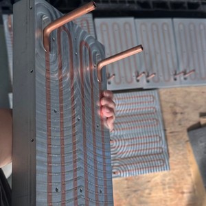Plaque de refroidissement en alliage d'aluminium avec canaux de circulation en cuivre pour les équipements électroniques médicaux et les applications énergétiques renouvelables - Product Image 1