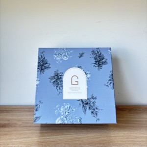 Elegante Scatola Regalo con Design Floreale e Vassoio in Plastica Trasparente per Confezioni di Cioccolatini e Dolciumi Premium - Product Image 3