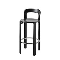 Tabouret de bar moderne Rey avec dossier incurvé en bois, repose-pieds en métal, design minimaliste, trois options de couleur pour cuisine, bar à domicile, comptoir