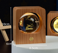 Lampe de table LED rechargeable par USB avec base en bois, lampe planète galaxie en cristal Art Déco gravée en 3D, décoration sur le thème de l'espace, cadeau pour enfants