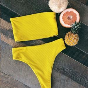 ชุดว่ายน้ำสตรีแบบสั่งทำปี 2025 บิกินี่วีสตริงลายจุดด้านหน้า ผ้ากันแบคทีเรีย แห้งเร็ว ผลิตจากผ้าสแปนเด็กซ์/ไนลอน รับผลิตแบบ OEM - Product Image 1