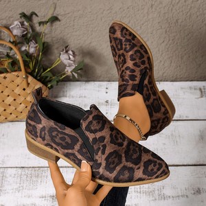 รองเท้าส้นเตี้ยหัวแหลมสไตล์ยุโรปอเมริกัน ลายเสือดาว รุ่นใหม่ประจำฤดูใบไม้ร่วง ไซส์ใหญ่ ส้นหนา สไตล์อังกฤษ รองเท้าส้นกลาง ไซส์ 43 - Product Image 2