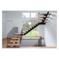 Escalier à poutre monobloc en acier au carbone, marches en bois massif, garde-corps en verre dépoli, escaliers avec revêtement en poudre noire