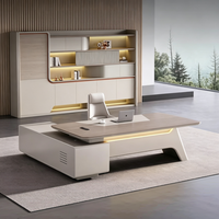 Bureau de direction en placage de bois avec prise multifonctionnelle intégrée et armoire latérale en forme de L pour espace de travail de PDG