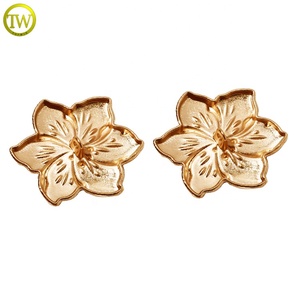 Tùy Chỉnh May Nút Nhà Máy Hoa Hình Dạng Quần Áo Phụ Kiện Kim Loại Vàng Chân Nút Hợp Kim Kim Loại Biểu Tượng Nổi Nút Cho Áo - Product Image 3