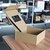 Boîte cadeau sur mesure avec configuration multi-compartiments en mousse et estampage à chaud