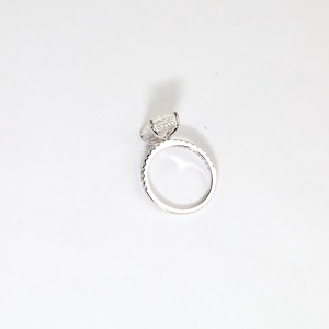 Bague en or blanc avec diamant de laboratoire taille radiant, bijou raffiné, solitaire délicat pour fiançailles et promesse. - Product Image 3