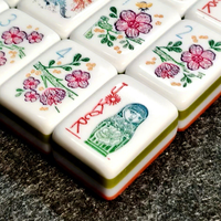 Ensemble de Mahjong Américain de Luxe Personnalisé pour Voyages Mondiaux, 166 Tuiles, Matryoshka Dragon Joker, Acrylique 4 Couches, Vente en Gros OEM