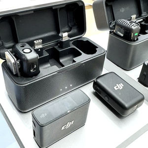 ไมโครโฟนไร้สาย <span class=keywords><strong>DJI</strong></span> Mic สำหรับ <span class=keywords><strong>DJI</strong></span> Action 2 <span class=keywords><strong>OM</strong></span> <span class=keywords><strong>5</strong></span> สมาร์ทโฟนที่มีพอร์ต Lightning และ USB-C ระยะส่งสัญญาณ 250 เมตร บันทึกเสียงแบบสองช่องสัญญาณ - Product Image 1