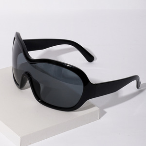 Nuovi Occhiali da Sole Oversize Y2K con Montatura Grande, Unisex, in Nero, Rosa e Giallo - Product Image 3