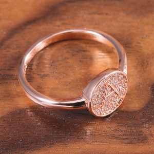 Anello minimalista con lettera A per donna, tono rosa, design con intarsi scintillanti, gioielli alla moda - Product Image 6