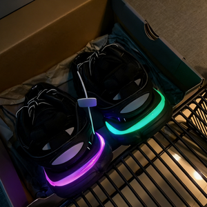 รองเท้าผ้าใบดีไซน์เรโทรพื้นหนา รุ่นใหม่ ไฟ LED รองเท้าวิ่ง ผู้ชาย ผู้หญิง หรูหรา ระบายอากาศได้ดี ผ้าตาข่าย บุขนนุ่ม สำหรับฤดูใบไม้ผลิ/ฤดูใบไม้ร่วง - Product Image 1