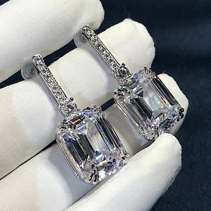 Orecchini Scintillanti per Donne, Design Elegante e Vistoso per Eventi Aziendali e Occasioni Formali - Product Image 3