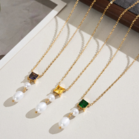 Collier en acier inoxydable plaqué or 18 carats avec zircone carrée, perle d'eau douce ovale et chaîne à trois niveaux