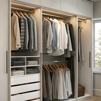 Armoire sur mesure Senger avec coiffeuse intégrée et étagères ouvertes éclairées par LED – Rangement moderne pour chambre à coucher