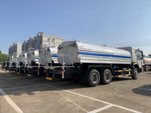 Camión Cisterna de Agua Sinotruk HOWO 6x4 de 15000L/18000L, Camión Cisterna de Agua de Servicio Pesado de 15m3 para Riego de Carreteras - Product Image 4