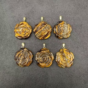 Pendentif en cristal naturel sculpté en forme de rose, œil de tigre, quartz rose, breloque fleur pour la fabrication de colliers et bijoux DIY en gros - Product Image 2