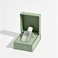 Scatola Regalo Rigida a Conchiglia Verde Salvia dal Design Unico con Inserto Angolato per Bottiglia, Ideale per Profumi di Nicchia